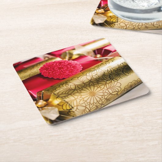 赤および金ゴールドのクリスマスのクラッカー スクエアペーパーコースター (アングル)