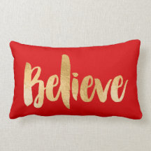 赤および金ゴールドのクリスマスの枕は信じます