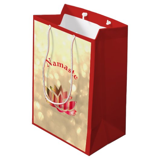 赤および金ゴールドの輝きのナマステのはすの花 ミディアムペーパーバッグ (裏面アングル)