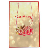 赤および金ゴールドの輝きのナマステのはすの花 ミディアムペーパーバッグ (正面)