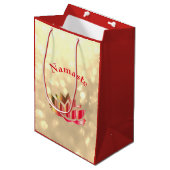 赤および金ゴールドの輝きのナマステのはすの花 ミディアムペーパーバッグ (正面アングル)