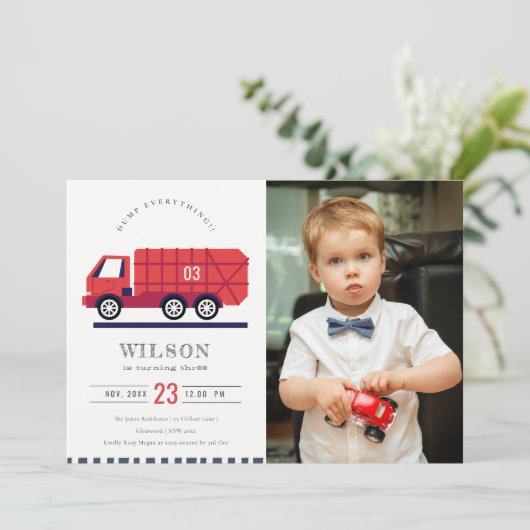 赤かわいいゴミのトラック子供たち写真誕生日招待状 サンキューカード (スタンド正面)