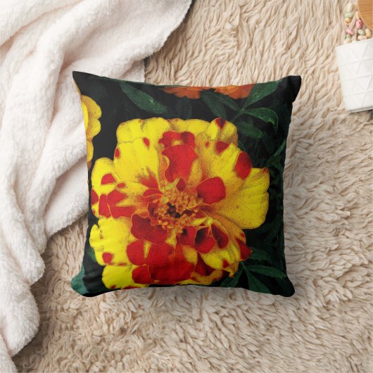 赤かわいらしと黄色のマリゴールドの花 クッション (ブランケット)