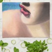 赤かわいらしバラのキッチンタオルを持つ女性 キッチンタオル (折り畳み)