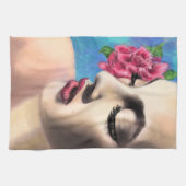 赤かわいらしバラのキッチンタオルを持つ女性 キッチンタオル (横)