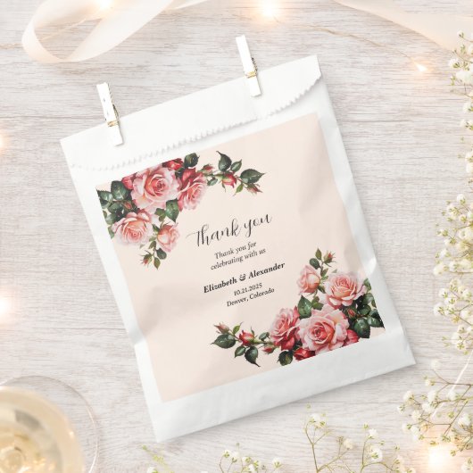 赤かわいらし色のバラ結婚の花 フェイバーバッグ (クリップ留めされた状態)