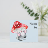 赤ききのこの下の小さな灰色の眠るネズミ ポストカード (スタンド正面)