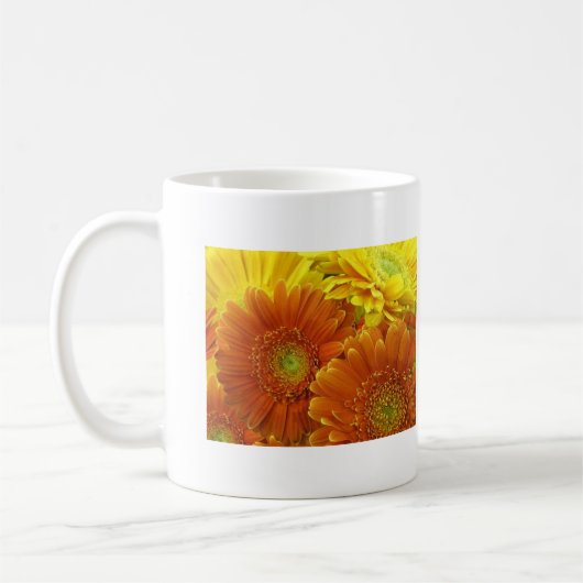 赤くおよび黄色のアフリカデイジー コーヒーマグカップ (左)