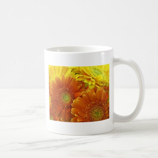 赤くおよび黄色のアフリカデイジー コーヒーマグカップ (右)