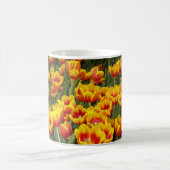 赤くおよび黄色のチューリップ コーヒーマグカップ (中央)