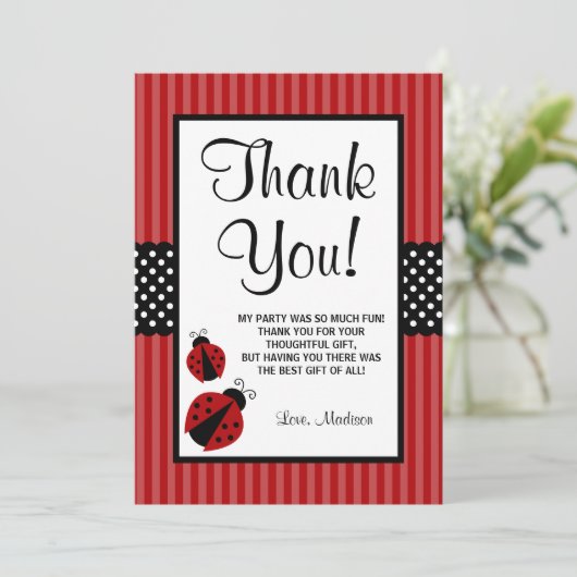 赤くおよび黒いてんとう虫のストライプのな点の誕生日 サンキューカード (スタンド正面)