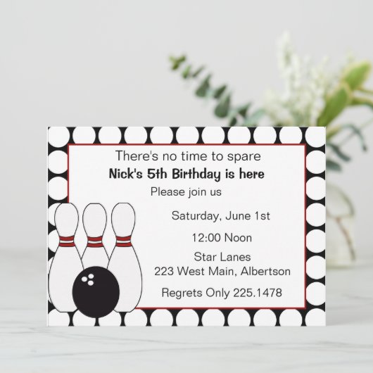 赤くおよび黒いボーリングの誕生日のパーティの招待状 招待状 (スタンド正面)