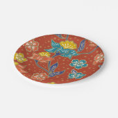 赤くエキゾチックなインドネシアの花のろうけつ染めパターン ペーパープレート (アングル)