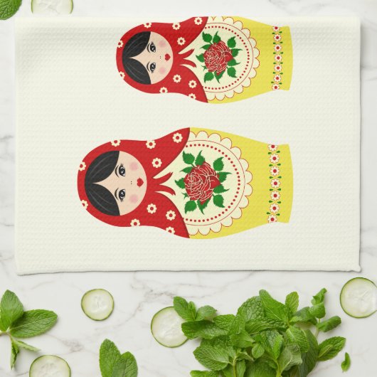 赤くロシアのなmatryoshkaのネスティング人形 キッチンタオル (折り畳み)