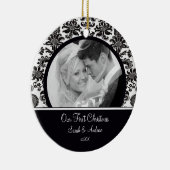 赤く及び白いダマスク織の写真の初めてのクリスマスのオーナメント セラミックオーナメント (右)