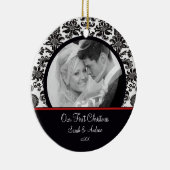 赤く及び白いダマスク織の写真の初めてのクリスマスのオーナメント セラミックオーナメント (右)