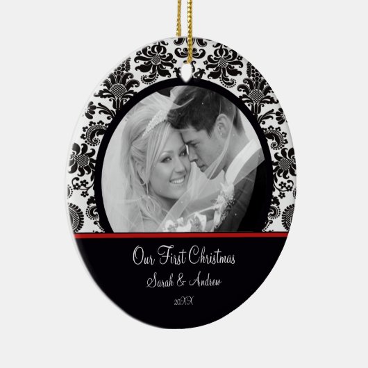 赤く及び白いダマスク織の写真の初めてのクリスマスのオーナメント セラミックオーナメント (右)