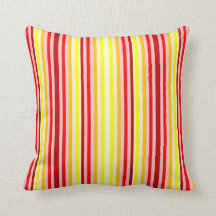 赤く及び黄色の縦のストライプのなアクセントの装飾用クッション