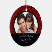 赤く及び黒いダマスク織の写真の初めてのクリスマスのオーナメント セラミックオーナメント (右)