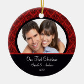 赤く及び黒いダマスク織の写真の初めてのクリスマスのオーナメント セラミックオーナメント (正面)