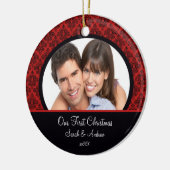 赤く及び黒いダマスク織の写真の初めてのクリスマスのオーナメント セラミックオーナメント (左)