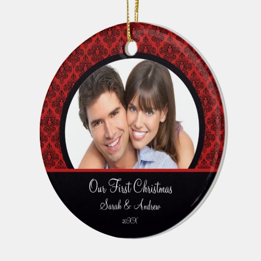 赤く及び黒いダマスク織の写真の初めてのクリスマスのオーナメント セラミックオーナメント (左)