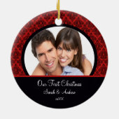 赤く及び黒いダマスク織の写真の初めてのクリスマスのオーナメント セラミックオーナメント (裏面)