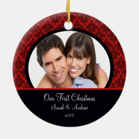 赤く及び黒いダマスク織の写真の初めてのクリスマスのオーナメント セラミックオーナメント (裏面)