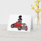 赤く変換可能な車を運転している黒いプードル カード (黄色い花)