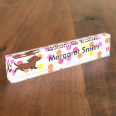 赤く滑らかな髪のダックスフントの水玉模様 デスクネームプレート (側面)