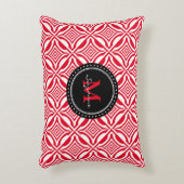 赤く白く幾何学的な逆転させたパターン アクセントクッション (正面(垂直))