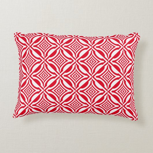 赤く白く幾何学的な逆転させたパターン アクセントクッション (裏面)