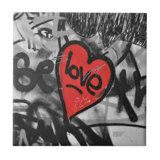 赤く色彩の鮮やかなハート タイル