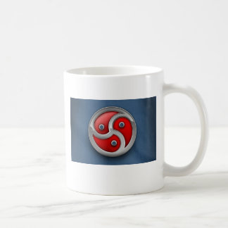 赤く青いtriskellion コーヒーマグカップ