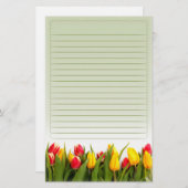 赤く黄色いチューリップによっては並ぶ緑の背景が開花します 便箋 (正面/裏面)