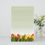 赤く黄色いチューリップによっては並ぶ緑の背景が開花します 便箋 (スタンド正面)