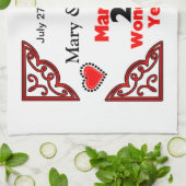 赤く黒いハートの名前は及び25 Yr記念日に日付を記入します キッチンタオル (折り畳み)