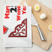 赤く黒いハートの名前は及び25 Yr記念日に日付を記入します キッチンタオル (四つ折り)