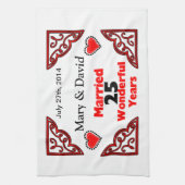 赤く黒いハートの名前は及び25 Yr記念日に日付を記入します キッチンタオル (縦)