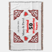 赤く黒いハートの名前は及び50 Yr記念日に日付を記入します スローブランケット (正面縦)