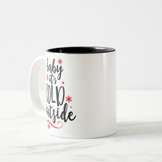 赤く黒いベビーそれは冷たい外のクリスマスです ツートーンマグカップ (正面左)