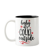 赤く黒いベビーそれは冷たい外のクリスマスです