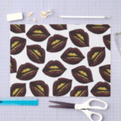 赤く黒い唇およびフェイクなきらめく金ゴールドのグリルの歯 薄葉紙 (クラフト)