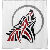 赤く黒い灰色の月を遠ぼえしている種族のオオカミ シャワーカーテン (正面)