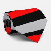 赤く黒く、銀製の横ストライプのなタイ ネクタイ (ロール)
