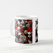 赤く黒く、銀製ボタンのコラージュ コーヒーマグカップ (正面左)