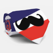 赤く、白いおよび青い縞が付いている髭 ネクタイ (ロール)