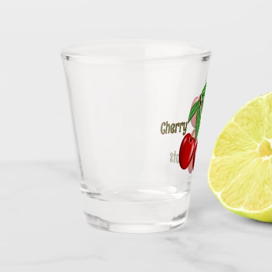 赤さくらんぼデザイン パーソナライズされた ショットグラス (左)