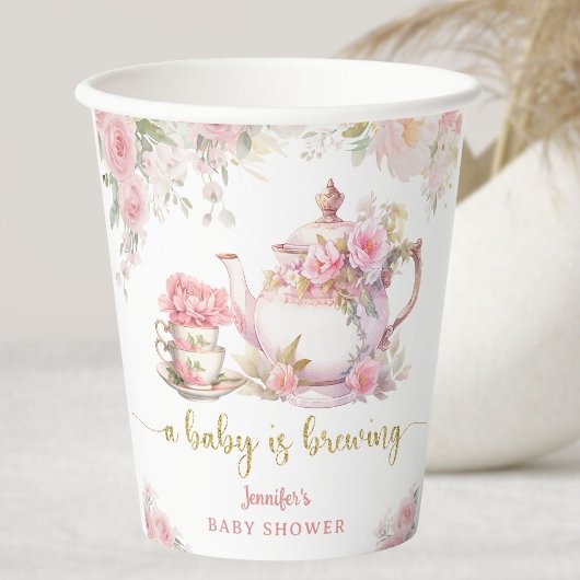 赤ちゃんがお茶を淹れている ベイビーシャワーピンクの花 紙コップ
