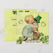 赤ちゃんがウサギを抱くアイルランドのセントパトリックデーパーティー 招待状 (正面/裏面)